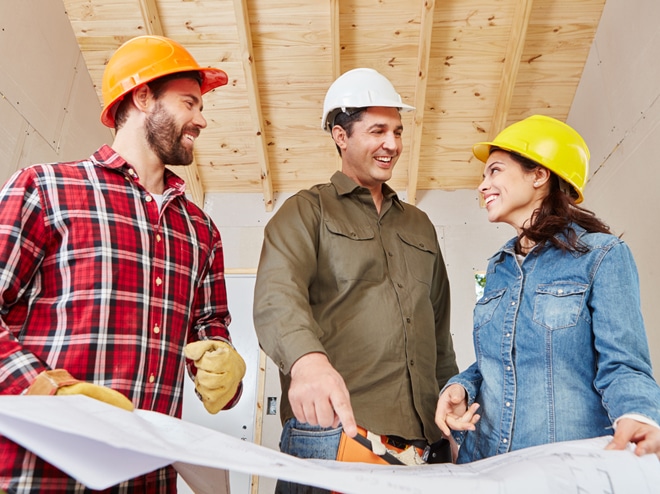 Entrepreneur en rénovation et clients souriants à Montréal.